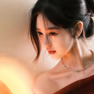三个带面纱的女子